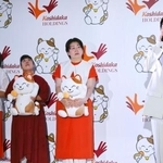 　尾崎裕哉（右端）の熱唱を聞く（左から）黒沢かずこ、村上知子、大島美幸＝３０日、東京都渋谷区