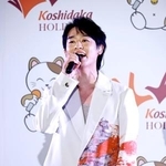 　発表会で「Ｉ　ＬＯＶＥ　ＹＯＵ」を熱唱する尾崎裕哉＝３０日、東京都渋谷区