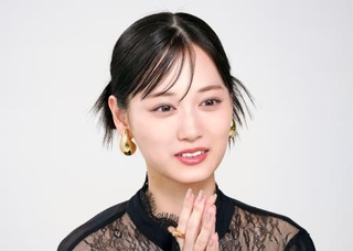 　インタビューに答える山下美月