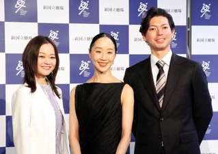 　舞踊芸術監督の吉田都（左）と写真に納まる米沢唯（中央）、井沢駿＝東京都渋谷区の新国立劇場