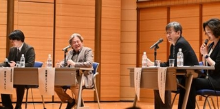 　立命館大の教員らと語り合うチェ・ミンシク（左から２人目）＝４月、京都市
