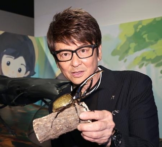 　ヘラクレスオオカブトを手にする哀川翔＝１１日、東京都墨田区
