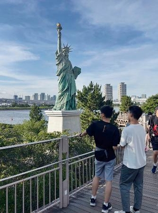 　自由の女神像＝東京都港区