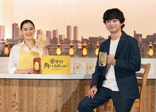 　発表会に登場した蒼井優（左）と染谷将太＝１６日、東京都文京区