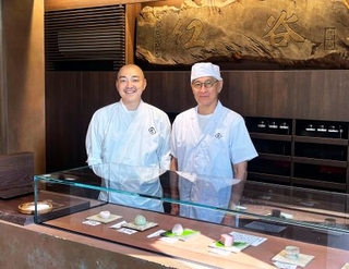 　「青山紅谷」４代目の青木龍之介さん（左）と父の博司さん＝東京都港区