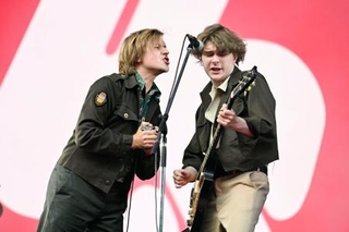 　フジロックフェスティバルのステージで熱演するロックバンド「アス」＝７月２５日午前、新潟県湯沢町