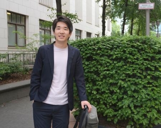 　ベルリンの街角で取材に応じるピアニストの久末航＝６月（共同）