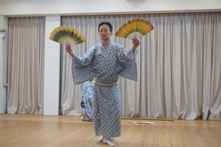 　踊りの稽古をする市川新十郎＝７月、東京都港区
