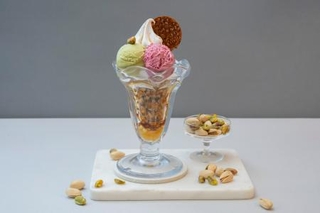 　札幌のパフェ佐藤が監修し、サンマルクカフェで提供される「ピスタチオとカシスの塩キャラメルパフェ」（提供写真）
