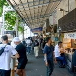 　外国人観光客でにぎわう築地場外市場のもんぜき通り＝東京都中央区