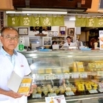 　「つきぢ松露」の店頭に立つ３代目店主の斎藤元志郎さん＝東京都中央区