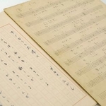 　やなせたかし直筆の「手のひらを太陽に」の歌詞（左）といずみたく直筆の楽譜