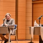 　立命館大の教員らと語り合うチェ・ミンシク（左から２人目）＝４月、京都市