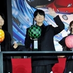 　登壇した（左から）下野紘、花江夏樹、鬼頭明里＝東京都港区