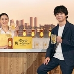 　発表会に登場した蒼井優（左）と染谷将太＝１６日、東京都文京区