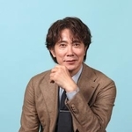 　ポーズを取る佐々木蔵之介