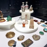 　多機能で小型化したコンパクトなどの展示＝東京都港区の「化粧文化ギャラリー」