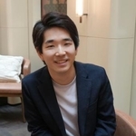 　取材に応じる久末航＝６月、ベルリン（共同）