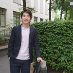 　ベルリンの街角で取材に応じるピアニストの久末航＝６月（共同）
