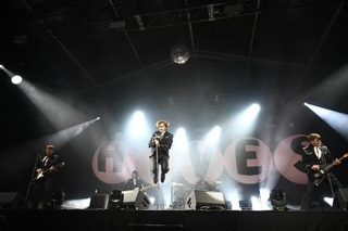 　フジロックフェスティバル３日目、「レッドマーキー」のステージに登場したＴｈｅ　Ｈｉｖｅｓ＝７月（撮影：岡利恵子）