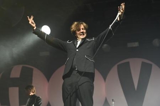 　観客をあおるＴｈｅ　Ｈｉｖｅｓのハウリン・ペレ・アームクヴィスト＝７月（撮影：岡利恵子）