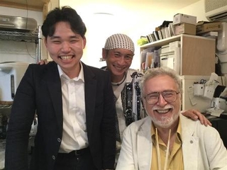 　イモラ国際ピアノアカデミーの恩師、ボリス・ペトルシャンスキー先生と。「来日時にはいつも先生が大好きなおすし屋さん『さいしょ』へお連れします」（筆者提供）