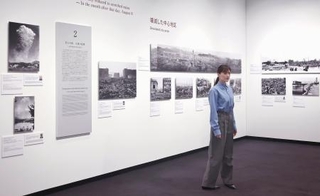 　「被爆８０年企画展　ヒロシマ１９４５」を見学する綾瀬はるか＝８日、東京都目黒区の東京都写真美術館