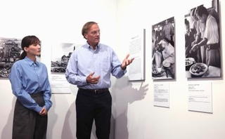 　「被爆８０年企画展　ヒロシマ１９４５」を見学する綾瀬はるか（左）＝８日、東京都目黒区の東京都写真美術館