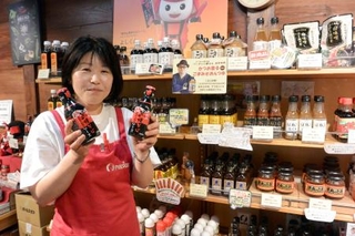　「ポールスタア」の直売所で「東村山黒焼そばソース」を手にするスタッフ＝東京都東村山市