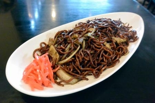 　「ラーメン本舗　まるみ」で提供する「東村山黒焼そば」＝東京都東村山市