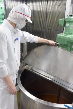 　「ポールスタア」の工場で釜の中を確認するスタッフ＝東京都東村山市