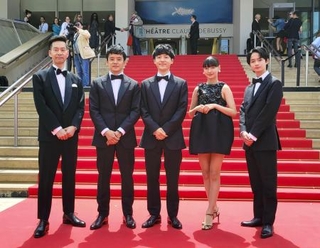 　カンヌ国際映画祭で撮影に応じる佐藤良成（左端）、奥山大史監督（中央）ら＝２０２４年５月、フランス・カンヌ（共同）