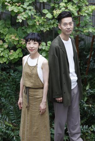 　ハンバートハンバートの佐野遊穂（左）と佐藤良成＝２０２３年