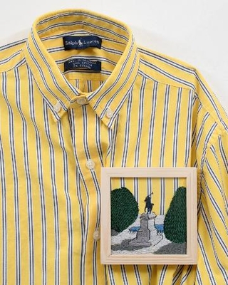　久村卓「ＰＬＵＳ＿Ｒａｌｐｈ　Ｌａｕｒｅｎ＿ｙｅｌｌｏｗ　ｓｔｒｉｐｅｄ　ｓｈｉｒｔ」（２０２５年　シャツに刺繍、アプリケ　作家蔵）（提供写真）