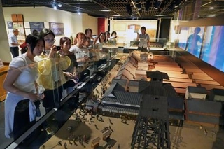 　江戸の火消しのジオラマを見学する人たち＝東京都新宿区の消防博物館