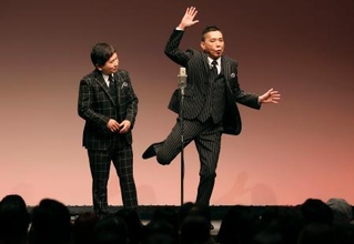 　漫才を披露する「爆笑問題」の田中裕二（左）と太田光＝東京都内