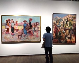 　猪熊弦一郎「長江埠の子供達」（左、１９４１年、丸亀市猪熊弦一郎現代美術館蔵）と伊谷賢蔵「楽土建設」（右、１９４０年、京都国立近代美術館蔵）