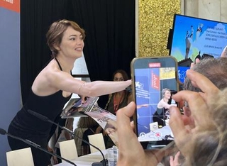 　ベネチア国際映画祭の記者会見後、取材に応じるエマ・ストーン＝イタリア・ベネチア（共同）