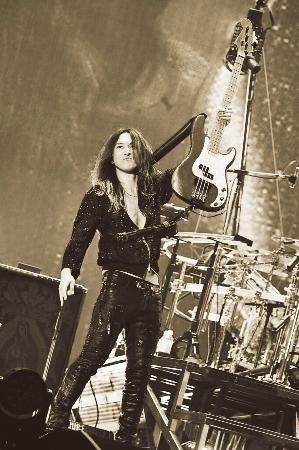 　２０２５年２月、東京ドームで開かれた「ＬＵＮＡ　ＳＥＡ」の「黒服限定ＧＩＧ」（『ＭＹ　ＷＡＹ　Ｊ自伝』より）