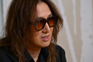 　インタビューに応じるＪ