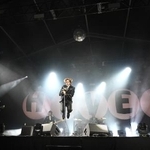 　フジロックフェスティバル３日目、「レッドマーキー」のステージに登場したＴｈｅ　Ｈｉｖｅｓ＝７月（撮影：岡利恵子）
