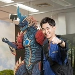 　怪獣レキネスのフィギュアと吉田晴登