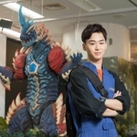 　作中で共に戦う怪獣レキネスのフィギュアの前でポーズをとる吉田晴登
