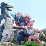 　「ウルトラマンオメガ」より。ウルトラマンオメガ（右）と怪獣レキネス（中央）が力を合わせて戦う（（Ｃ）円谷プロ／（Ｃ）ウルトラマンオメガ製作委員会・テレビ東京）