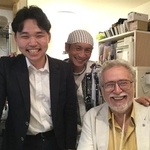 　イモラ国際ピアノアカデミーの恩師、ボリス・ペトルシャンスキー先生と。「来日時にはいつも先生が大好きなおすし屋さん『さいしょ』へお連れします」（筆者提供）