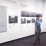 　「被爆８０年企画展　ヒロシマ１９４５」を見学する綾瀬はるか＝８日、東京都目黒区の東京都写真美術館