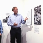 　「被爆８０年企画展　ヒロシマ１９４５」を見学する綾瀬はるか（左）＝８日、東京都目黒区の東京都写真美術館