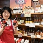 　「ポールスタア」の直売所で「東村山黒焼そばソース」を手にするスタッフ＝東京都東村山市