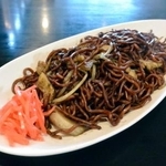 　「ラーメン本舗　まるみ」で提供する「東村山黒焼そば」＝東京都東村山市