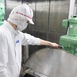 　「ポールスタア」の工場で釜の中を確認するスタッフ＝東京都東村山市